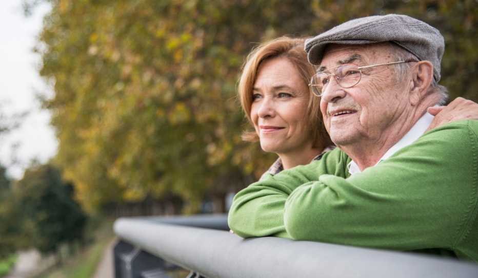 Anciano mirando el paisaje con su hija.