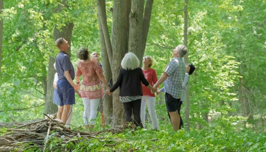 John Collins y la familia Groves alrededor del árbol.
