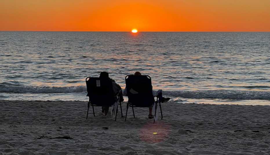 Dalis y Joan disfrutan del atardecer en la playa.
