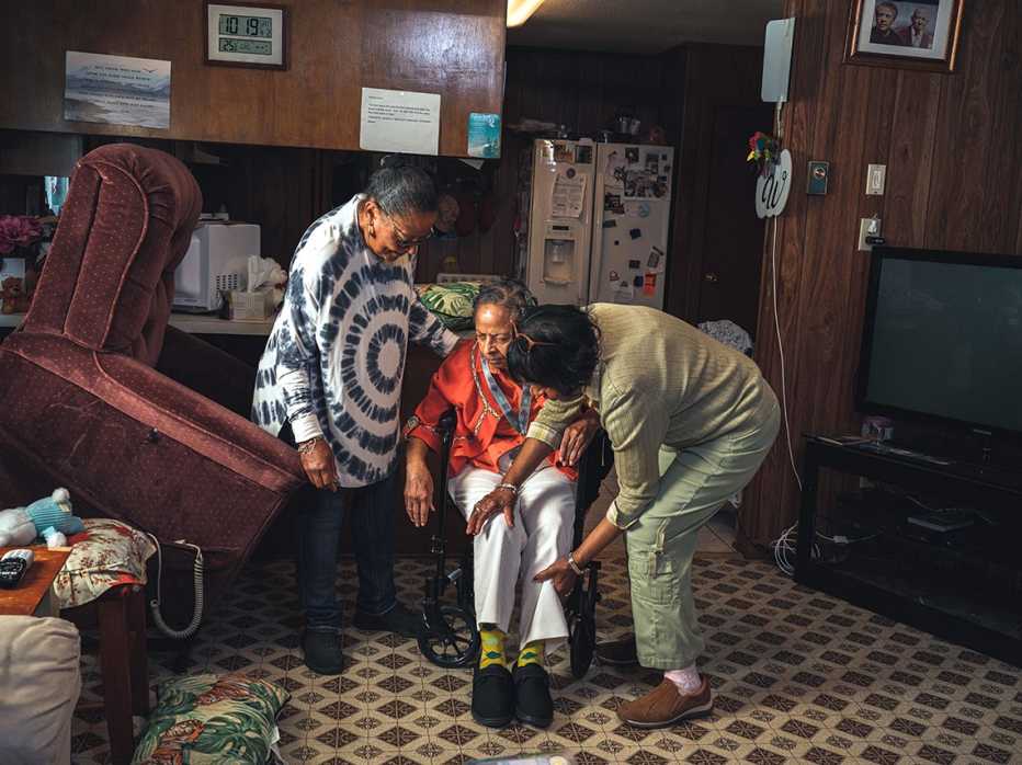 Elois Wiggins (izquierda) y su hermana Linda (derecha) ayudan a su hermana Vivian, que tiene Alzheimer.