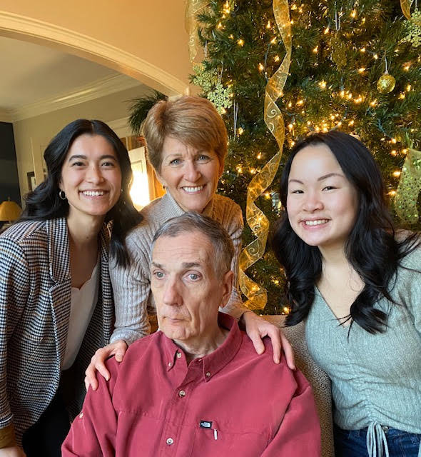 Ann Nelson junto a sus hijas Audrey (izquierda), Claire y el esposo, Dave.