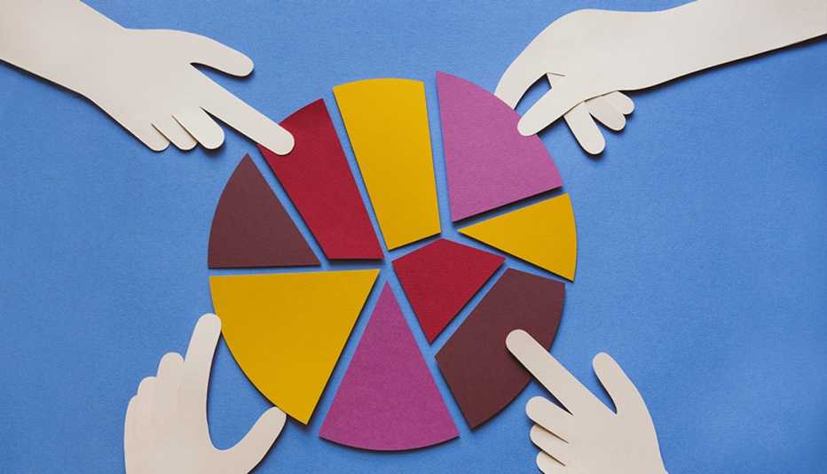 Ilustración de manos sosteniendo pedazos de un gráfico circular.