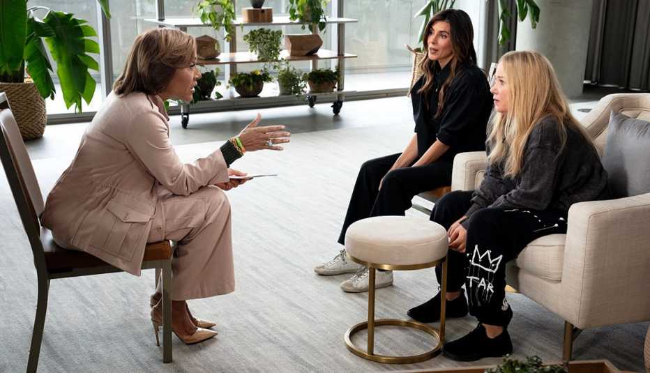 Robin Roberts (izquierda) entrevista a Christina Applegate (derecha) y Jamie-Lynn Sigler en “Good Morning America”, de ABC.