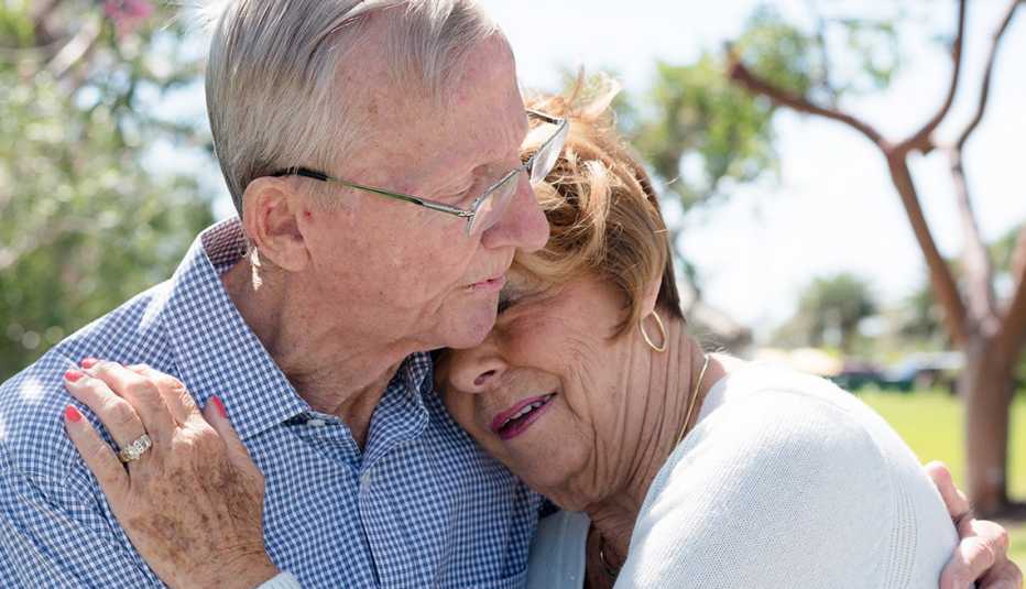 Una pareja mayor se abraza