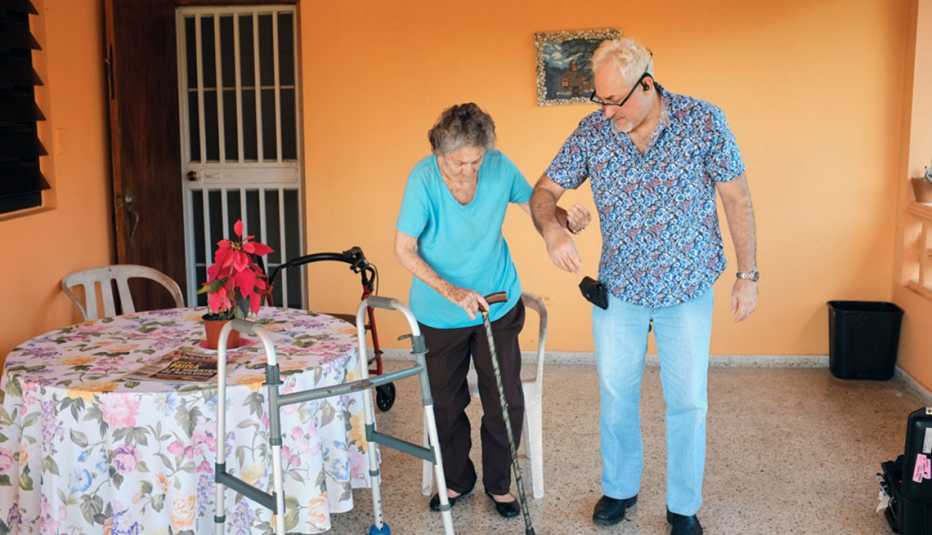 Edgardo Vélez ayuda a su madre, Encarnita Munich, a caminar Edgardo Vélez ayuda a su madre, Encarnita Munich, a caminar