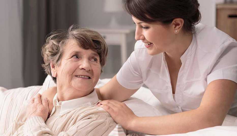 Empleado y residente de un hogar de ancianos
