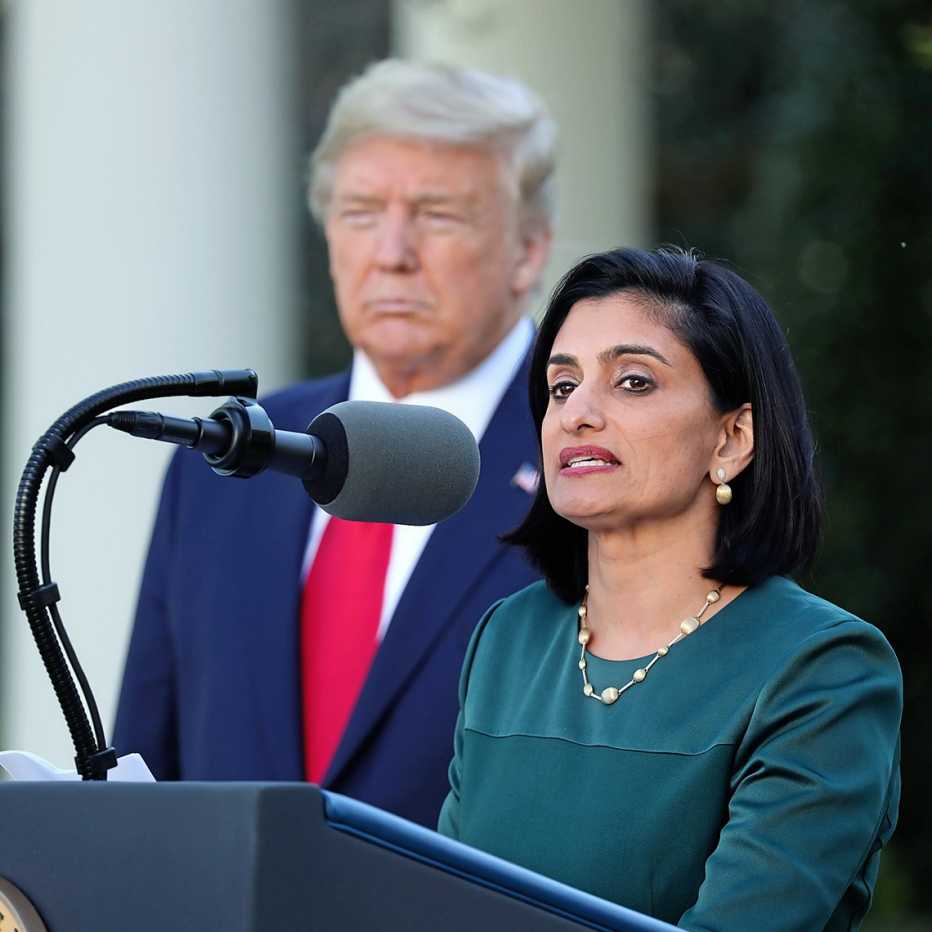 Seema Verma, administradora del Centers for Medicare and Medicaid Services, habla junto al presidente de EE.UU. Donald Trump, en una rueda de prensa del grupo de trabajo sobre el coronavirus.