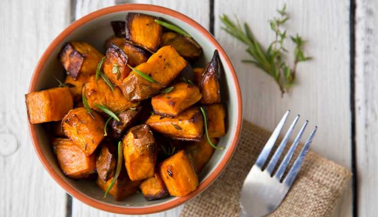 Batatas horneadas en un plato