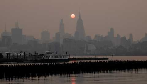Vista de Manhattan cubierto por humo de los incendios forestales en Canadá Vista de Manhattan cubierto por humo de los incendios forestales en Canadá