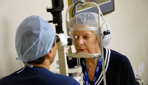 Mujer en un examen de la vista
