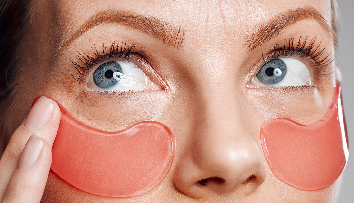 Una mujer con parches debajo de los ojos.