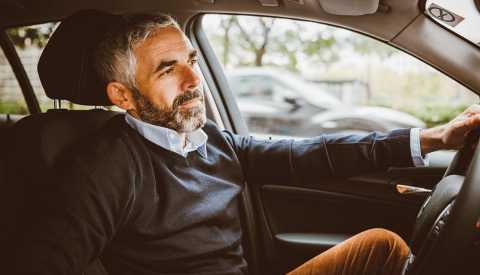 Hombre manejando - Conducir con problemas de audicion 