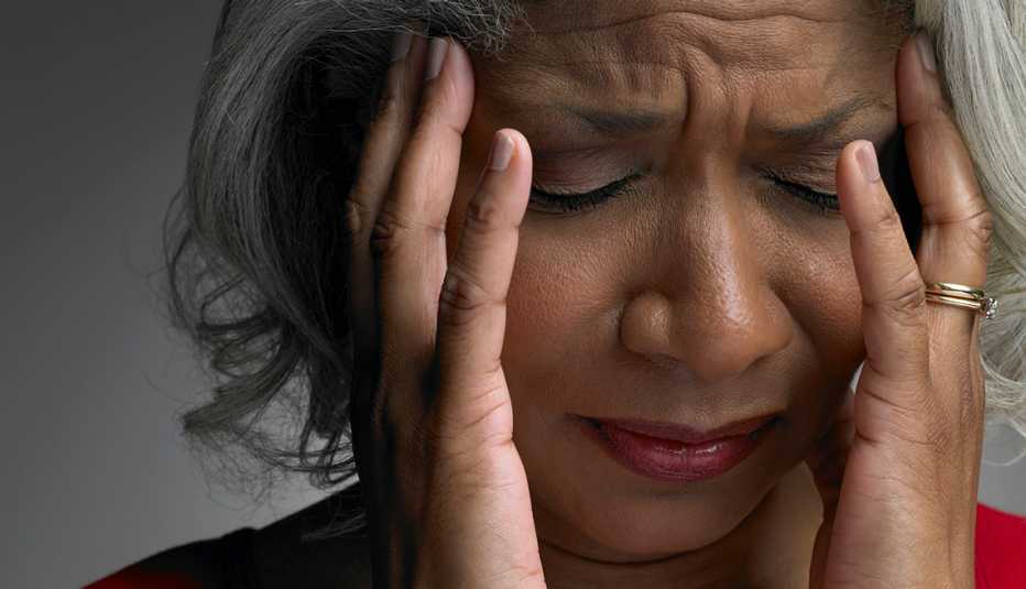 Mujer madura con dolor de cabeza Mujer madura con dolor de cabeza