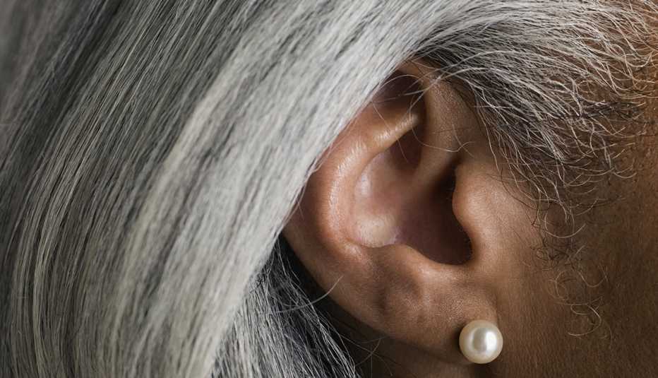 Oreja de una mujer - Pérdida de audición Oreja de una mujer - Pérdida de audición