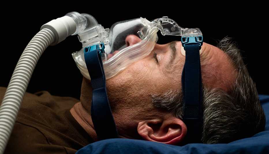 Hombre con un tratamiento para los ronquidos - Cómo prepararse para una cirugía