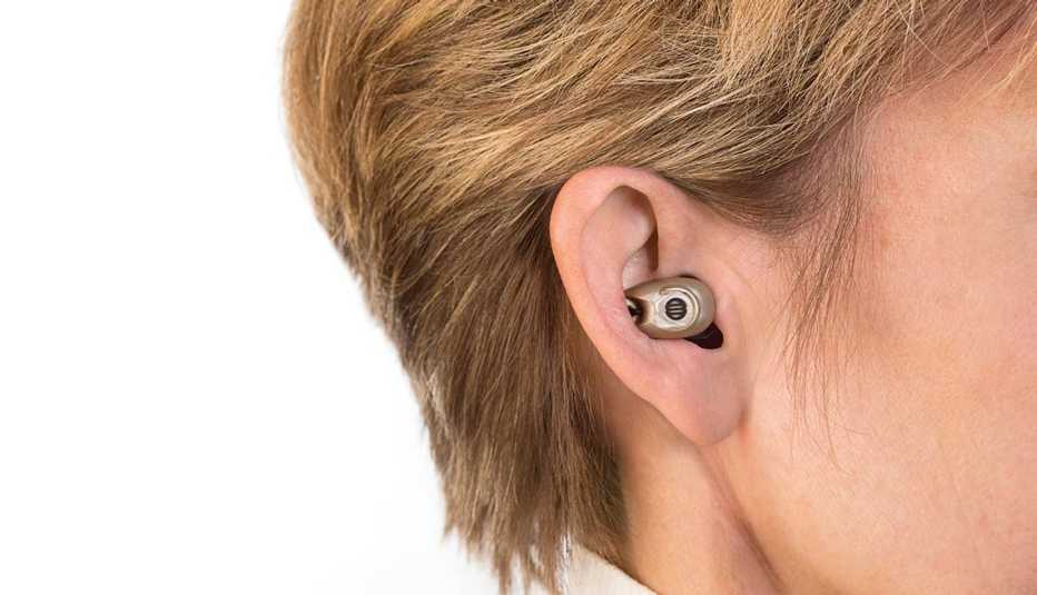Mujer con un audifono