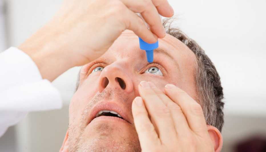 Hombre echándose gotas en los ojos - Resequedad en los ojos Hombre echándose gotas en los ojos - Resequedad en los ojos