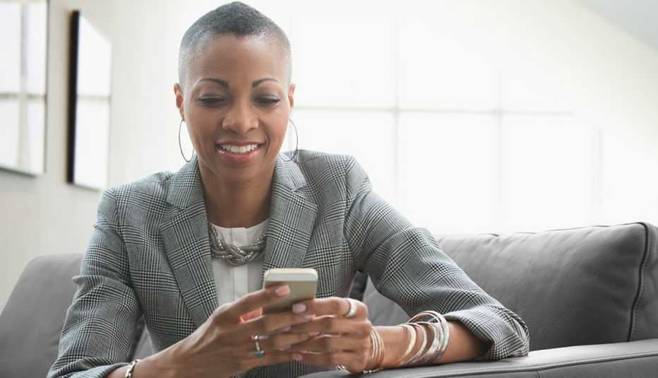 Mujer mirando su celular Mujer mirando su celular