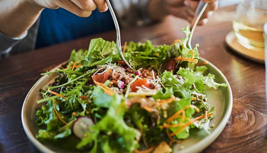 Una mujer come una ensalada