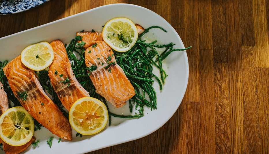 Filete de salmón con verduras y rebanadas de limón