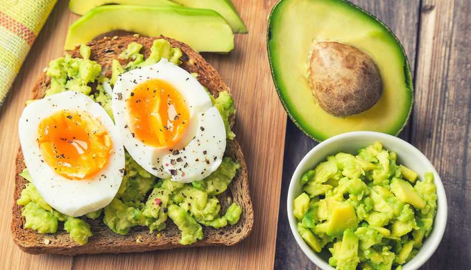 Huevos sobre pan tostado y aguacate Huevos sobre pan tostado y aguacate