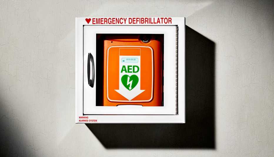 Desfibrilador externo automático (DEA) en la pared para emergencias