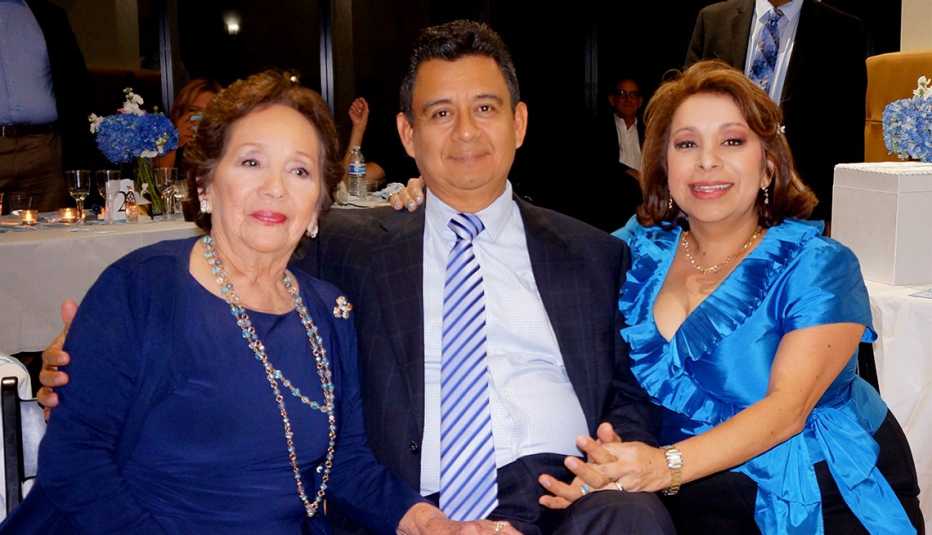 Hombre rodeado de dos mujeres, familia - Cirugía bypass