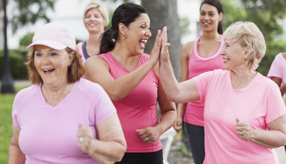 Mujeres vestidas de rosado - Cáncer de mama