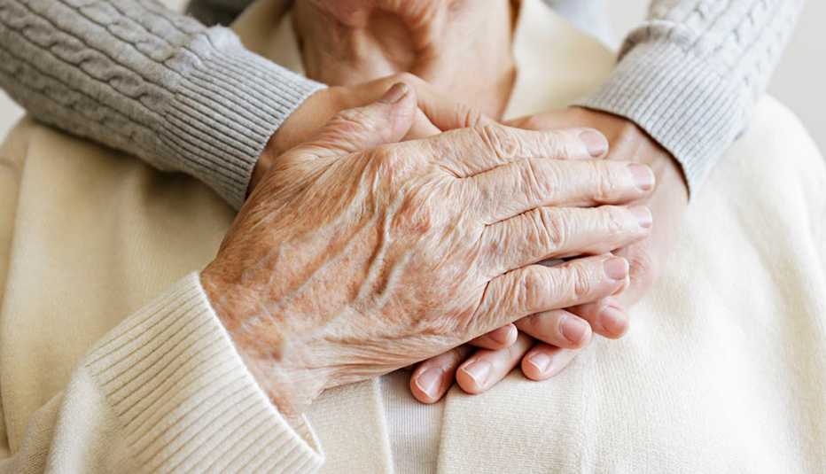 Una mujer madura en un centro de cuidados para ancianos recibe ayuda del personal de enfermería del hospital.