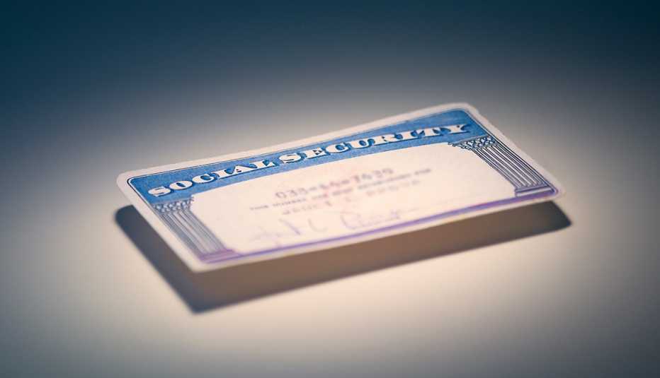 Tarjeta del Seguro Social sobre un fondo gris.