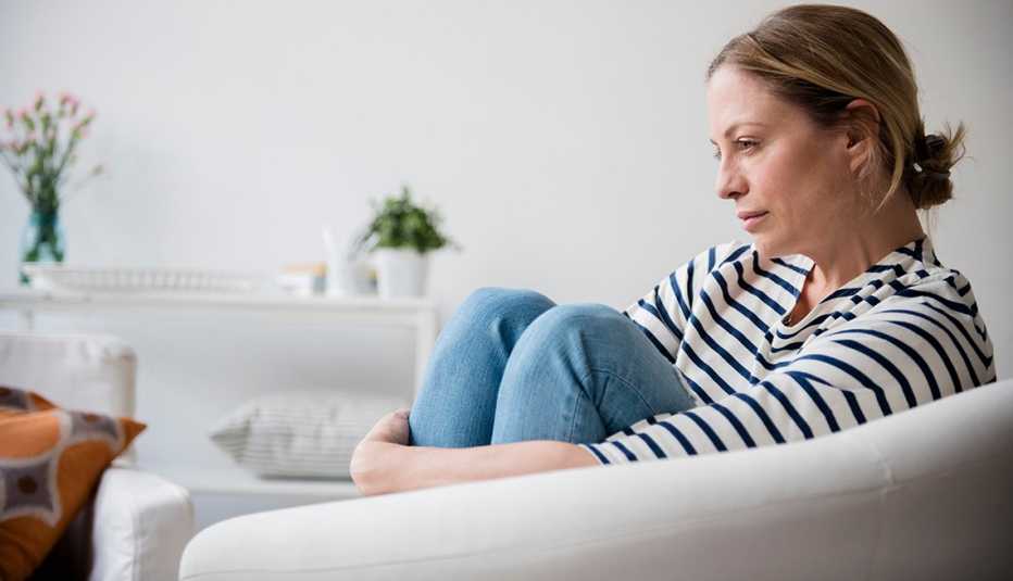 Mujer sentada en un sillón