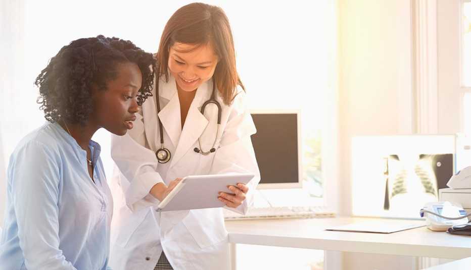Mujer consultando su médico