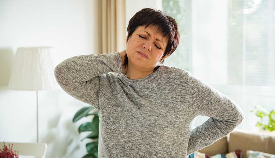 Mujer con dolor en el cuello