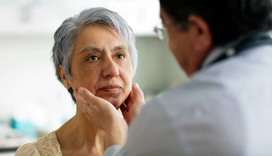 Mujer siendo examinada por su médico Mujer siendo examinada por su médico