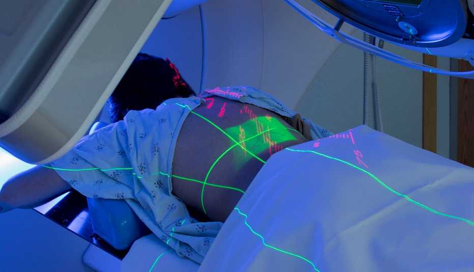 Persona siendo sometida a un estudio médico