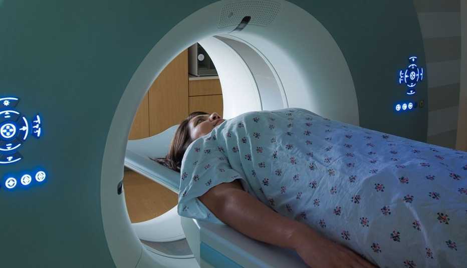 Mujer siendo sometida a resonancia magnética