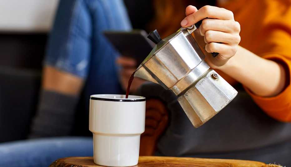 Mujer sirviéndose café