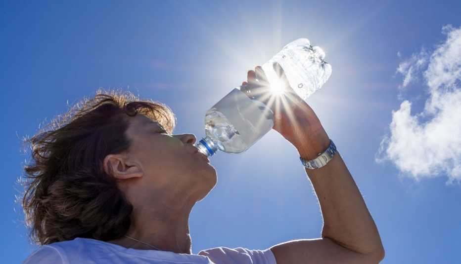 Mujer toma agua