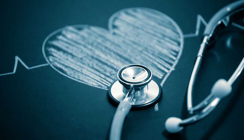 Estetoscopio sobre un corazón dibujado con una tiza
