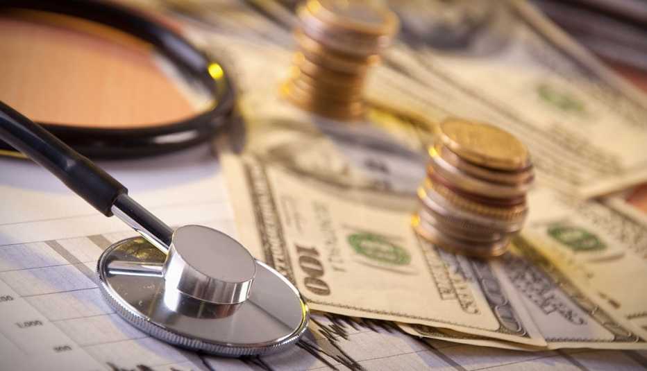Monedas, dólares y un estetoscopio Monedas, dólares y un estetoscopio