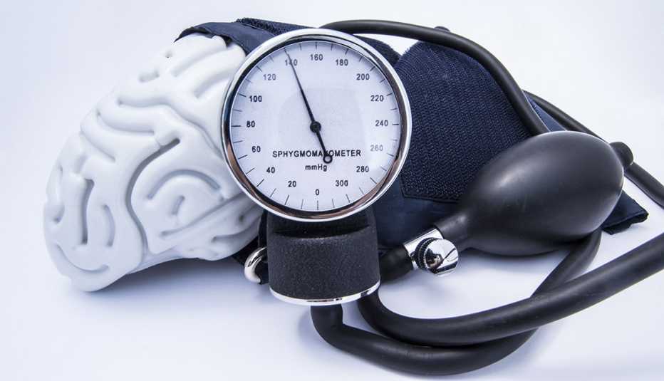 Figura de un cerebro y un tensiómetro