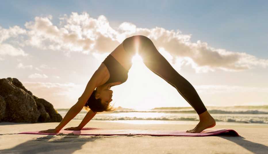 Mujer realizando el perro boca abajo, pose de yoga