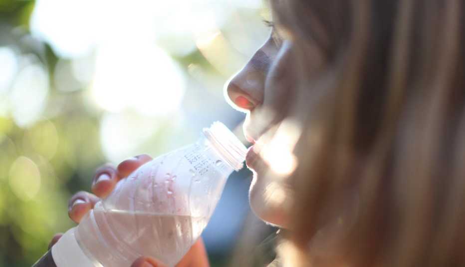 Mujer tomando agua