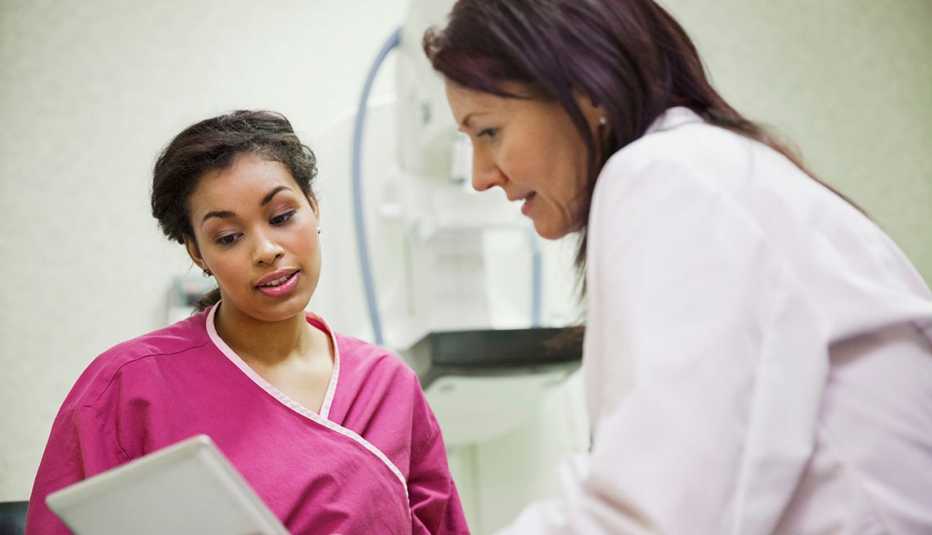 Médico conversa con su paciente