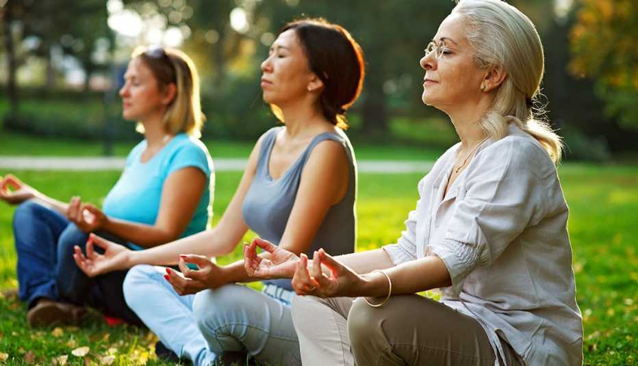 Tres mujeres meditando Tres mujeres meditando
