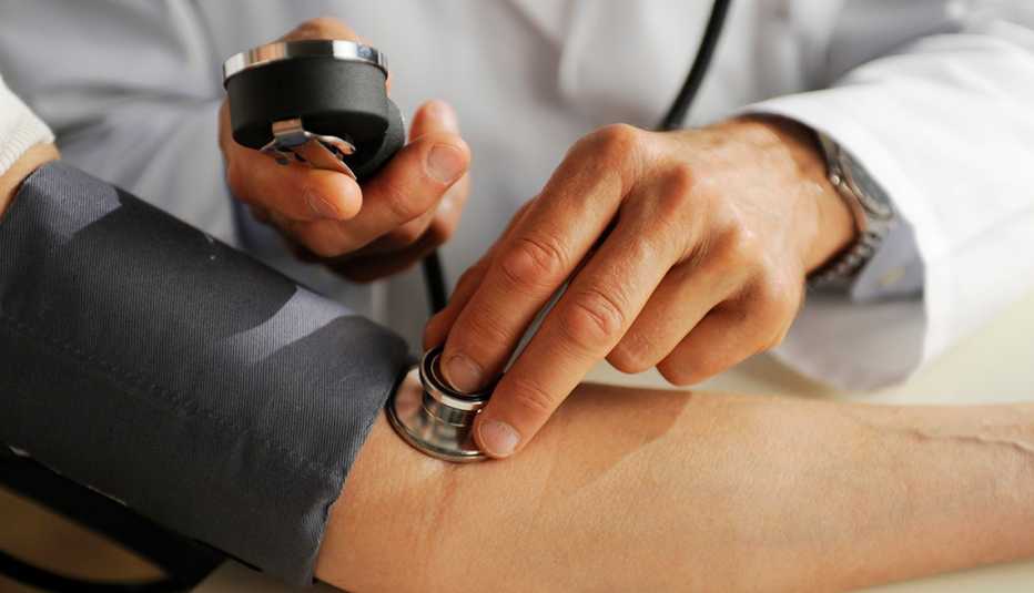 Doctor usa un estetoscopio con su paciente