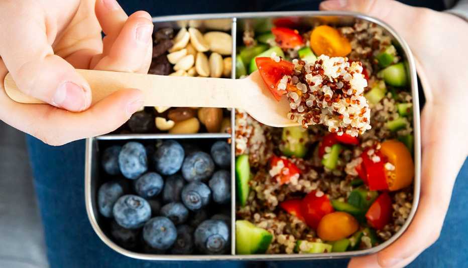 Lonchera con ensalada de quinoa con tomate y pepino, arándanos y frutos secos