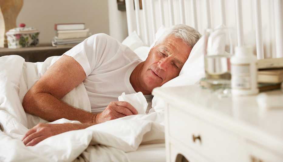 Hombre enfermo en su cama