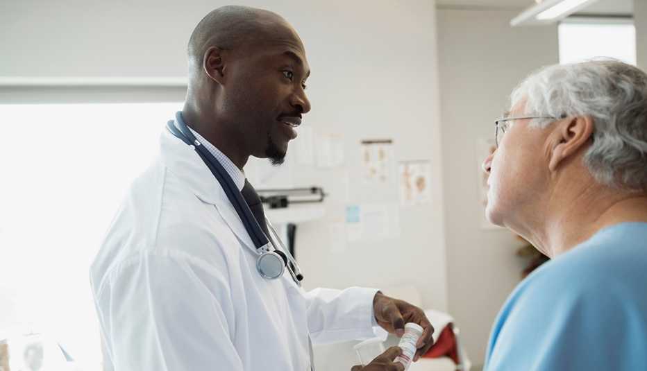 Médico orientando a uno de sus pacientes Médico orientando a uno de sus pacientes