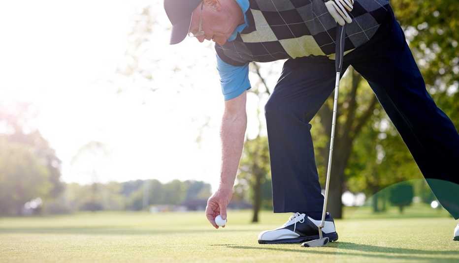 Hombre mayor jugando golf
